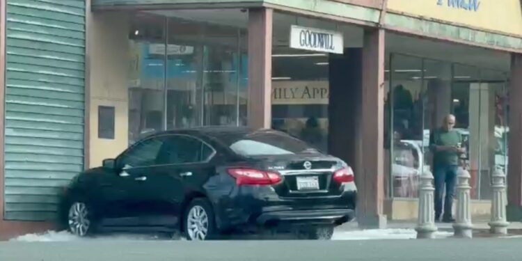 Choque frente a Goodwill provoca caos vial en La Mesa