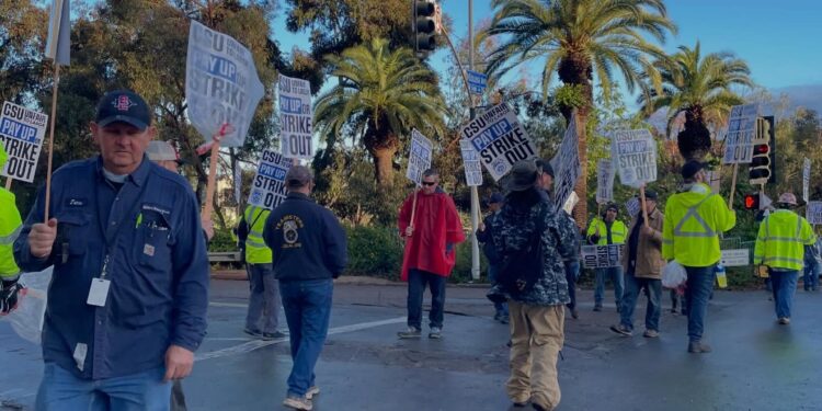 Huelga sacude a SDSU y CSU; trabajadores acusan prácticas laborales injustas