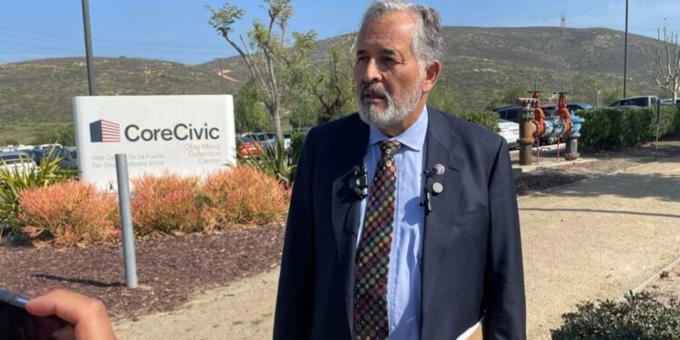 Rechazan entrada a congresista al Centro de Detención en Otay Mesa