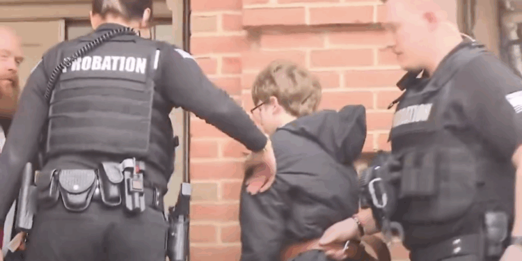 Niño de 11 años llega esposado a corte acusado de matar a su padre