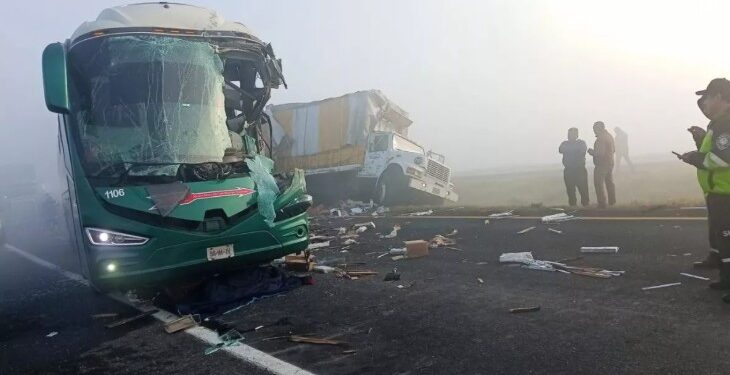 Choque múltiple de 31 vehículos dejó tres muertos y más de diez heridos en el Estado de México