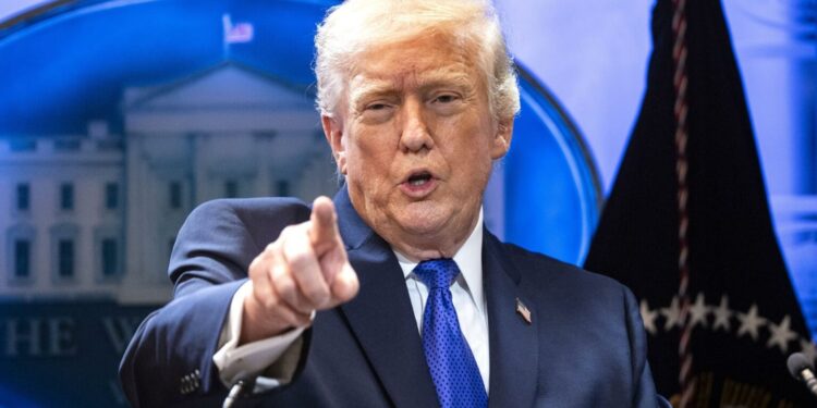 Trump firmó arancel global del 10 % como respuesta a fallo de la Corte Suprema