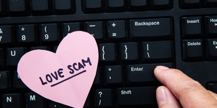 Alertan por aumento de estafas románticas con inteligencia artificial que causan pérdidas millonarias