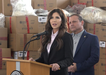 Kristi Noem advierte sobre riesgos de cierre de gobierno mientras critica bloqueo de fondos