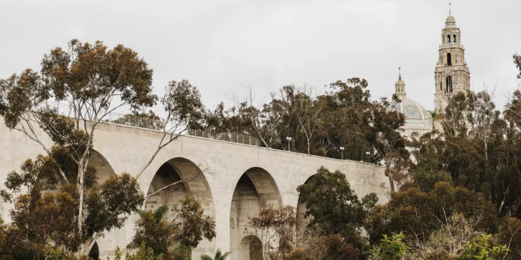Incendio dentro del histórico puente Cabrillo en Balboa Park es controlado por bomberos