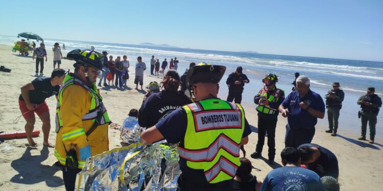 Rescatan a seis personas arrastradas por corriente al intentar cruzar a EU por el muro en Playas de Tijuana
