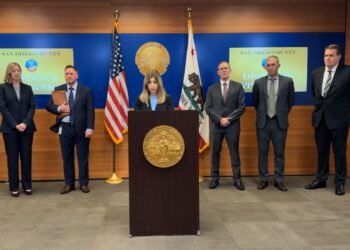 Fondos públicos del condado destinados a combatir crisis de fentanilo terminaron financiando cirugías plásticas y viajes personales