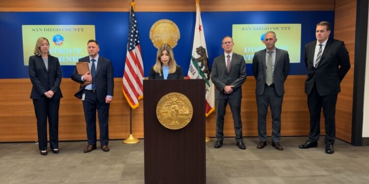 Fondos públicos del condado destinados a combatir crisis de fentanilo terminaron financiando cirugías plásticas y viajes personales