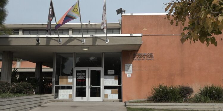 El Distrito Escolar Unificado aprueba política contra acciones migratorias para proteger a estudiantes