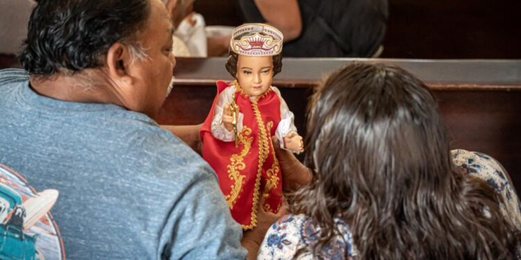 Feligreses acuden a bendecir al Niño Dios en Tijuana
