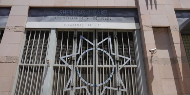 Investigan muerte de hombre bajo custodia en la Cárcel Central de San Diego