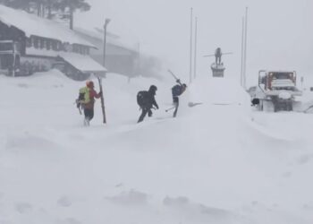 Buscan a esquiadores tras avalancha en montañas de California