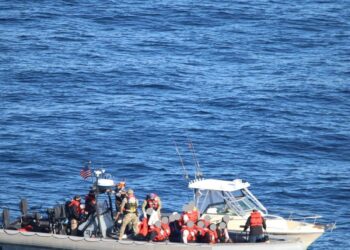 Interceptan 72 migrantes en operativo marítimo frente a la costa del sur de California