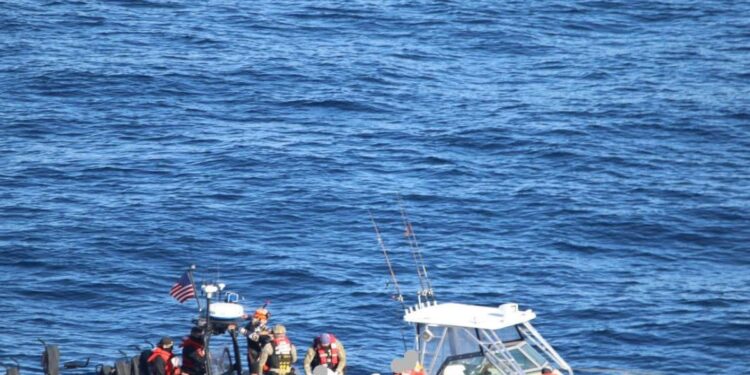 Interceptan 72 migrantes en operativo marítimo frente a la costa del sur de California