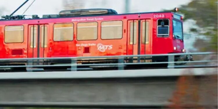Árbol caído provoca retrasos en la Línea Azul del Trolley en Chula Vista