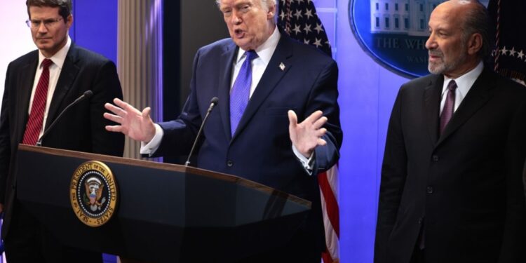 Trump anuncia arancel global del 10%