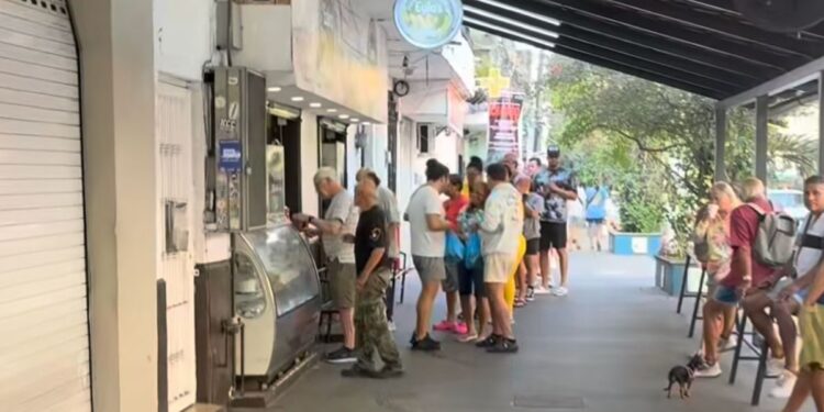 Video muestra fila masiva en Puerto Vallarta