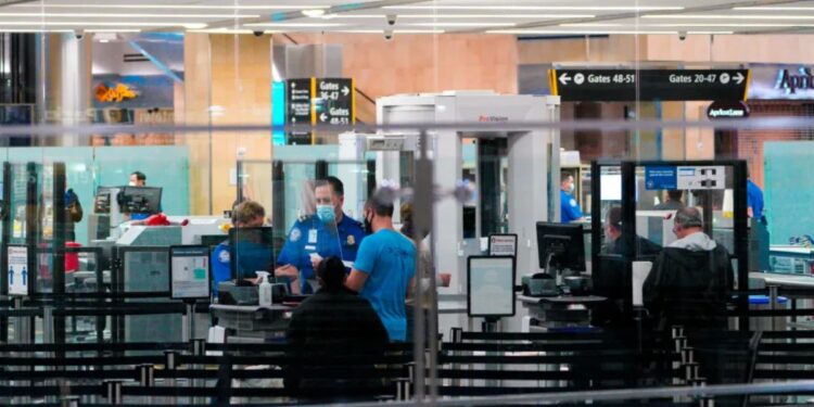 Aeropuerto de San Diego lanza programa SAN Assist