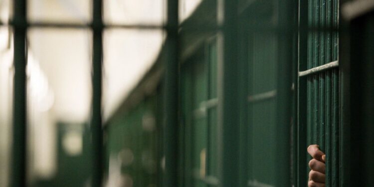 Revelan identidad de hombre que murió en cárcel de San Diego