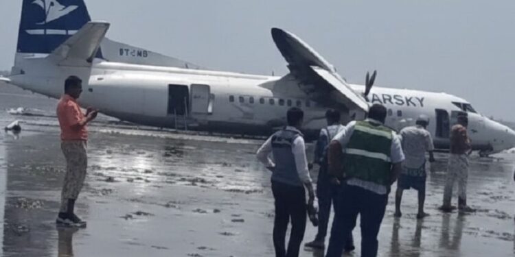 Avión con 55 personas a bordo se accidenta en aeropuerto de Mogadiscio