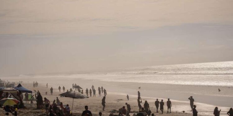 Cientos disfrutan día de asueto en Playas de Tijuana