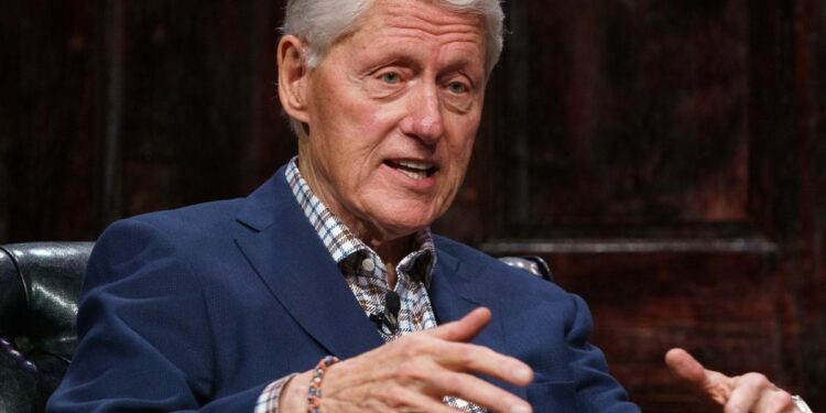 Bill Clinton comparece ante legisladores por investigación sobre Epstein en un hecho inusual para un expresidente