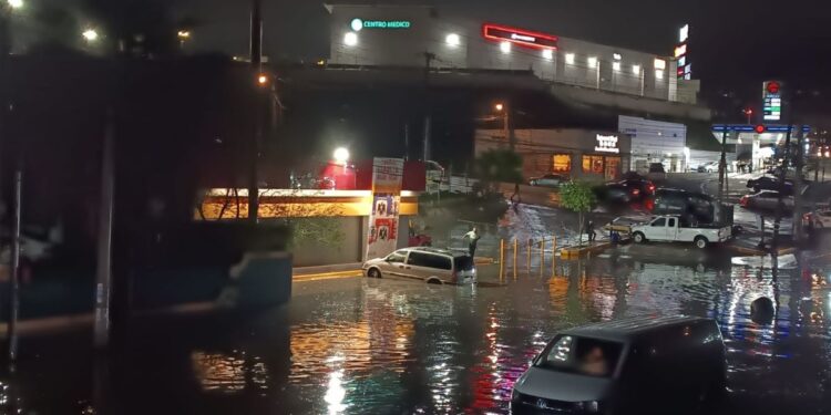 Lluvias generan 17 incidentes entre volcaduras y cortocircuitos en Tijuana
