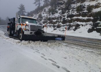 Cuadrillas del condado trabajan desde madrugada para retirar nieve en carreteras
