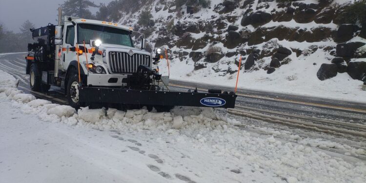 Cuadrillas del condado trabajan desde madrugada para retirar nieve en carreteras