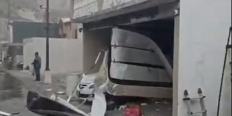 Explosión en vivienda de la colonia El Cortez deja a un hombre con quemaduras graves y dos casas dañadas