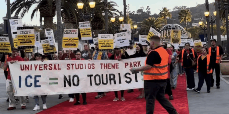 Se manifiesta sindicato de trabajadores de parque temático en Los Angeles y exigen protecciones contra ICE
