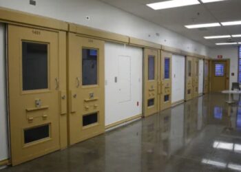 Líderes del Condado de San Diego los primeros en inspeccionar el Centro de Detención Otay Mesa