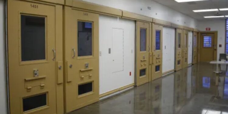 Líderes del Condado de San Diego los primeros en inspeccionar el Centro de Detención Otay Mesa
