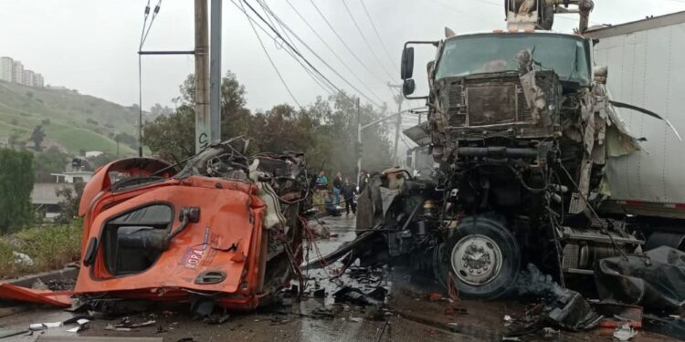 Conductores salieron ilesos en choque de camiones pesados en Tijuana