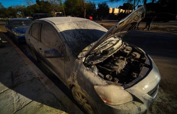 Incendian tres vehículos en clínica del IMSS en Mexicali