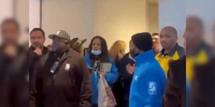 Despiden a trabajadora del SoFi Stadium tras amenaza a asistentes