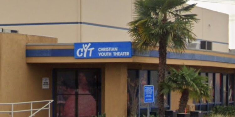 Ex empleado de Christian Youth Theater se declara culpable de abuso sexual a menor.