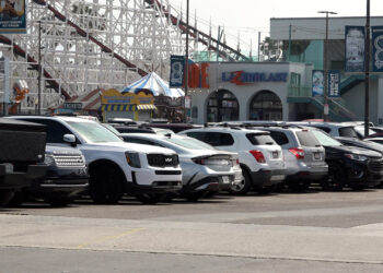 Buscan asegurar estacionamiento gratuito en playas y bahías de San Diego con iniciativa electoral