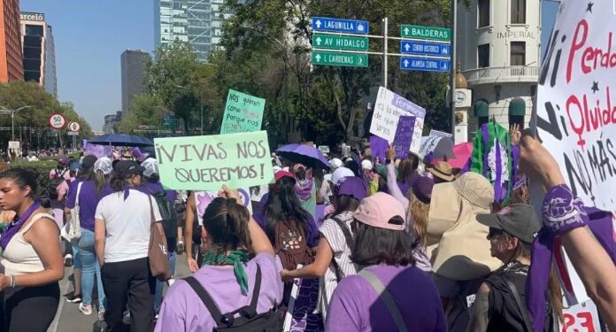 Miles de mujeres marchan en la Ciudad de México por el Día Internacional de la Mujer
