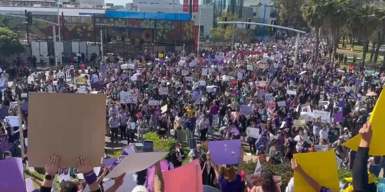 Marcha del 8M recorrió la zona río Tijuana con consignas por justicia y contra la violencia de género
