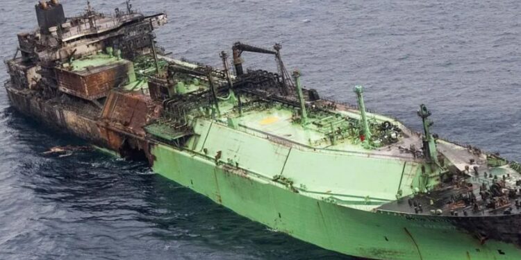 Buque ruso sin tripulación y con agujero amenaza desastre ecológico en el Mediterráneo