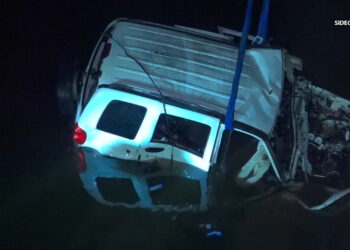 Vehículo a exceso de velocidad se sale de autopista, cae a un río; mueren dos personas