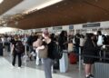 Aeropuertos reportan largas filas de TSA y pasajeros a la expectativa de llegada de ICE