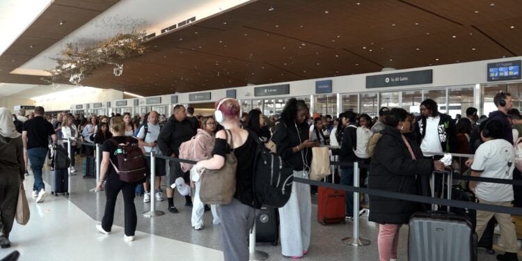 Aeropuertos reportan largas filas de TSA y pasajeros a la expectativa de llegada de ICE