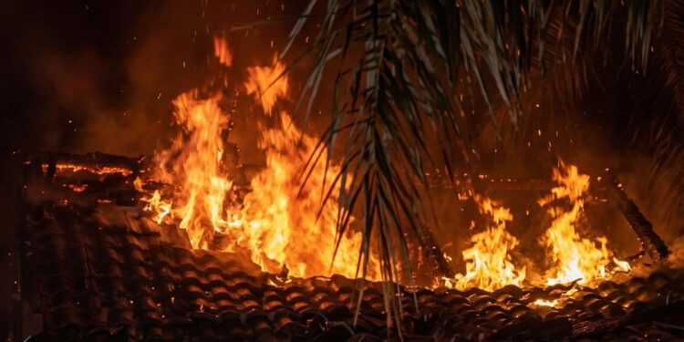 Dos personas mueren en un incendio residencial, arrestan a una persona involucrada