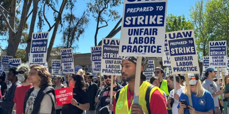 Miles de empleados de la Universidad de California exigen mejoras laborales y advierten posible huelga
