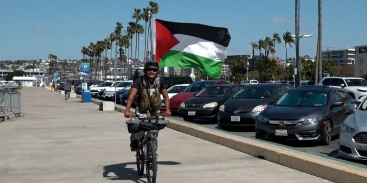 Recorre California en bicicleta sandieguino que alza la voz contra injusticias sociales