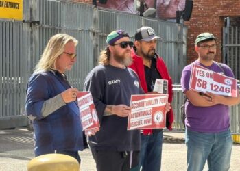 Trabajadores de transporte por aplicacion protestan por mas regulaciones a transporte autonomo