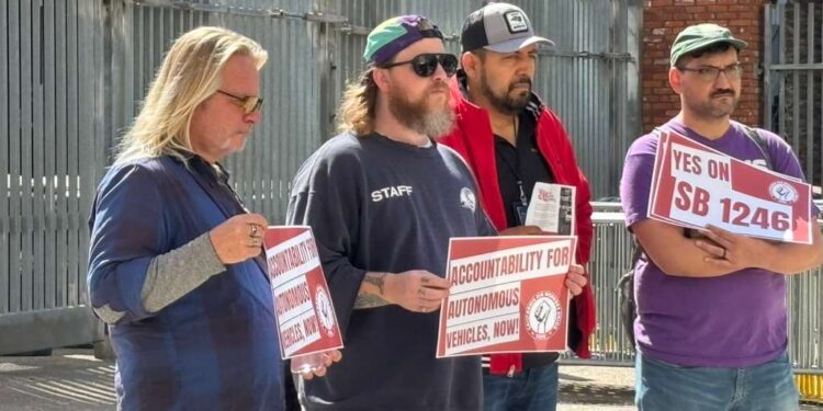 Trabajadores de transporte por aplicacion protestan por mas regulaciones a transporte autonomo