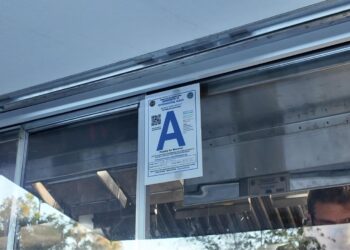 Autoridades de Salud advierten sobre riesgos de consumir alimentos en puestos sin permiso
